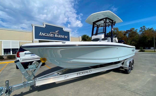2025 Robalo 226 Cayman Solid Ice Blue